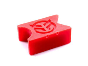 In a box 9.8cm x 6.2cm x 3.4cm Red