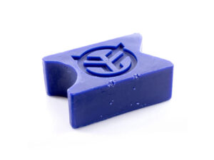 In a box 9.8cm x 6.2cm x 3.4cm Blue
